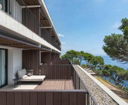 Foto de las instalaciones de este hotel con vistas al mar.