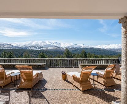 Terraza con mobiliario y fabulosas vistas al entorno nevado que rodea este hermoso parador.