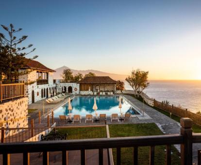 Foto de la piscina al aire libre disponible todo el año de este alojamiento.