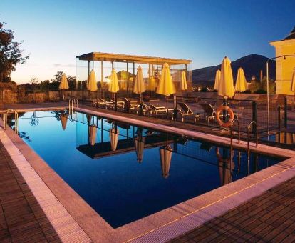 Agradable espacio exterior con piscina al aire libre, solarium y vistas de este hermoso parador.