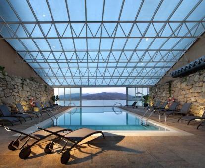 Foto de la piscina cubierta de las instalaciones de bienestar del hotel disponible todo el año.