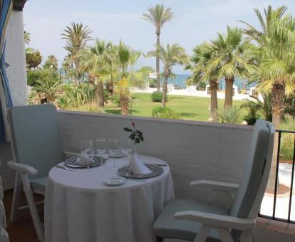 Foto de las instalaciones de este hotel con vistas al mar.