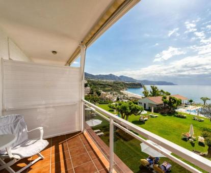 Foto del balcón amueblado con espectaculares vistas al mar y a los alrededores de una de las habitaciones del Parador.