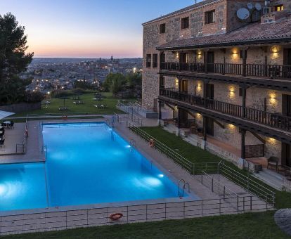 Edificio con amplia zona exterior, piscina y vistas de este coqueto parador.