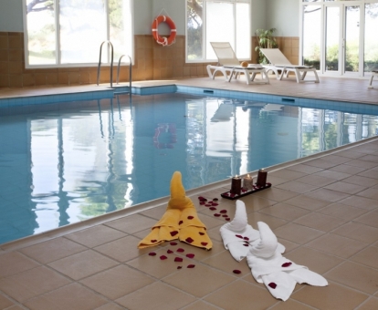 Foto de la piscina cubierta disponible todo el año de este alojamiento.