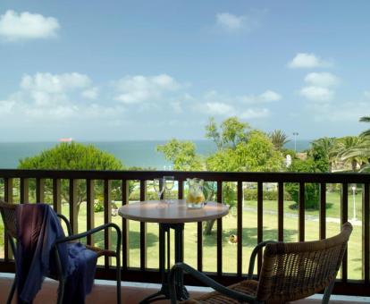 Foto de la terraza privada con vistas al mar de una de las habitaciones de este Parador.