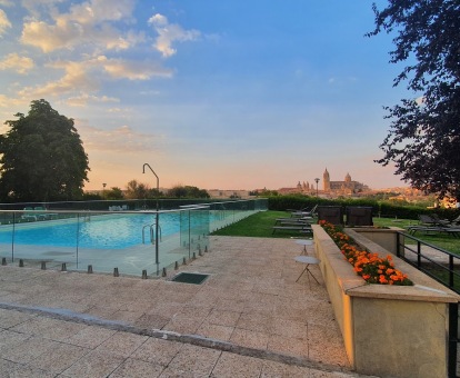 Exteriores de este coqueto parador con piscina, jardín y hermosas vistas la ciudad.
