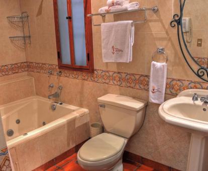 Foto de la bañera de hidromasaje privada de una de las habitaciones del hotel.