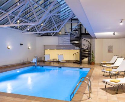 Foto de la piscina cubierta abierta todo el año del parador.