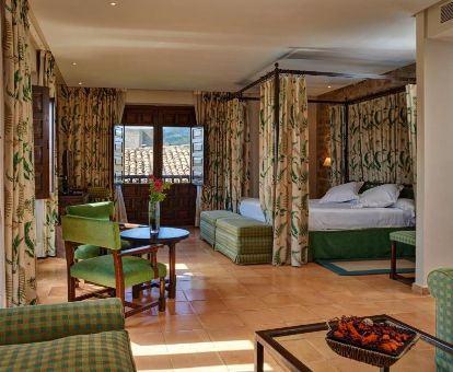 Hermosa habitación con zona de estar y mucha luminosidad en este romántico hotel para parejas.