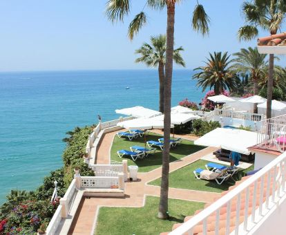 Agradable terraza exterior con mobiliario y vistas al mar de este romántico hotel para parejas.