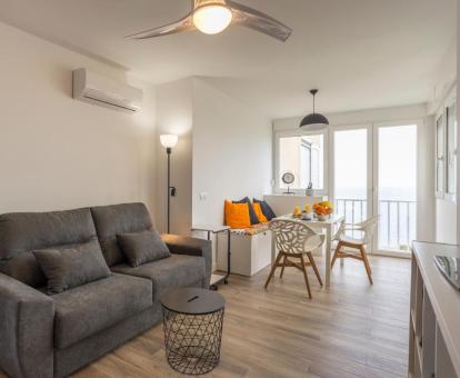 Foto de las instalaciones de este hotel con vistas al mar.