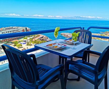 Foto del balcón amueblado con vistas al mar de uno de los apartamentos.