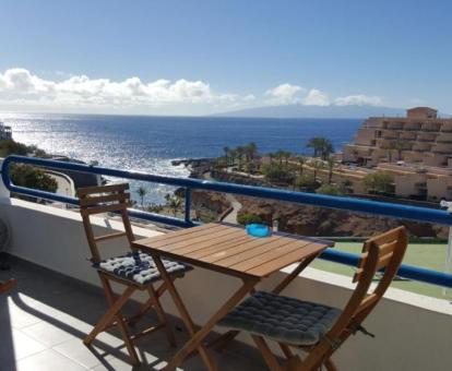 Foto de la terraza amueblada con vistas al mar del apartamento.