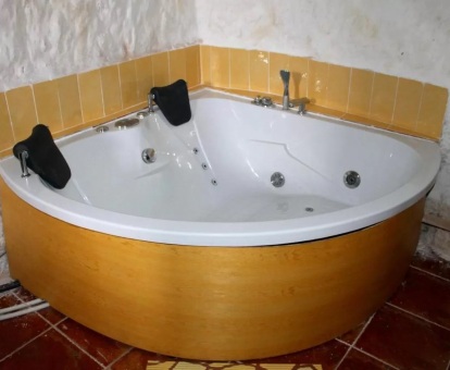 Foto de la bañera de hidromasajes de la casa rural.