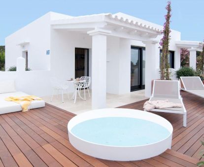 Terraza con una pequeña piscina privada y mobiliario de la villa de un dormitorio de este alojamiento romántico.