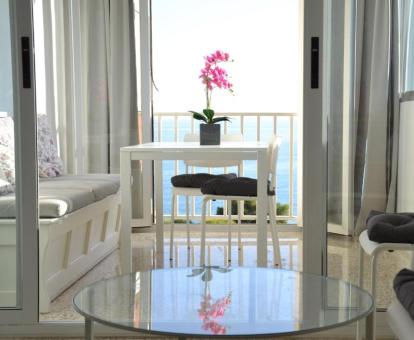 Foto de las instalaciones de este hotel con vistas al mar.