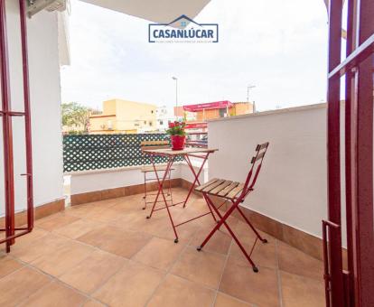 Foto de la terraza privada de este apartamento con vistas al mar.
