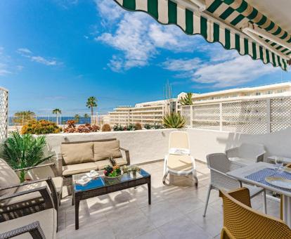 Foto de la terraza amueblada con vistas al mar de este apartamento independiente.