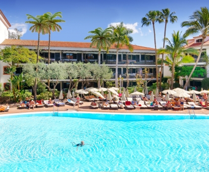 Foto de la piscina al aire libre disponible todo el año rodeada de jardines tropicales.