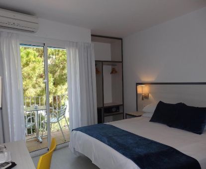 Acogedora habitación doble con balcón y mobiliario de este hotel solo para adultos.