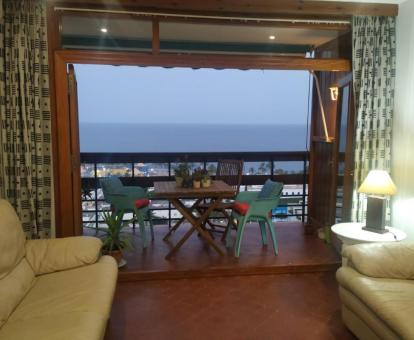 Foto de las instalaciones de este hotel con vistas al mar.