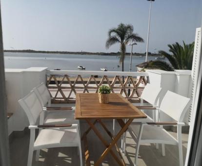 Foto de la terraza con vistas al mar de uno de los apartamentos del alojamiento.