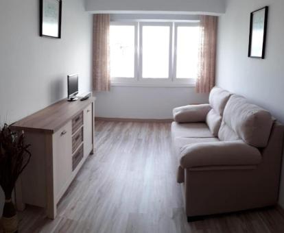 Foto de la sala de estar de este apartamento con vistas al mar.