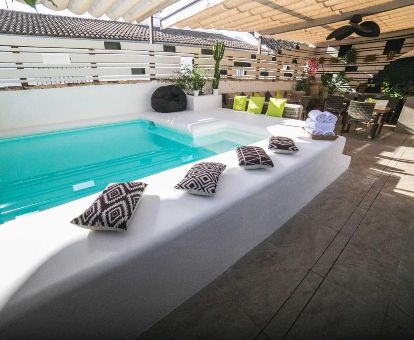 Agradable terraza con piscina y mobiliario de este coqueto hotel ideal para parejas.