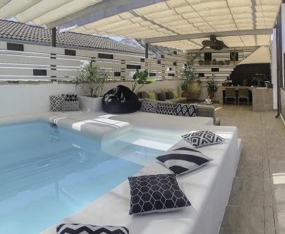 Foto de la terraza con piscina cubierta del hotel.