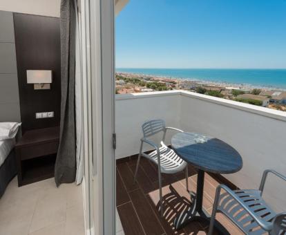 Foto de una de las habitaciones con vistas al mar del hotel.