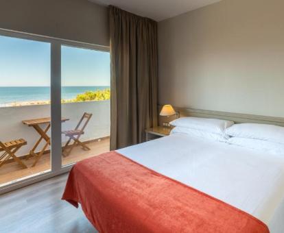 Foto de una de las habitaciones con vistas al mar del hotel.