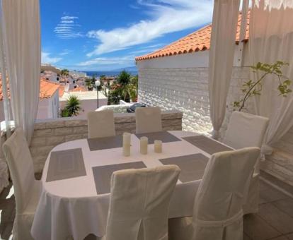 Foto de la terraza con comedor exterior y vistas al mar de este bungalow.