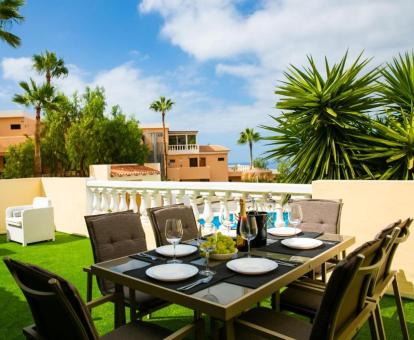 Foto de la terraza con comedor exterior y vistas al mar de este apartamento.