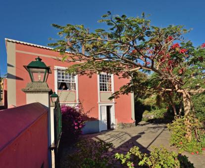 Foto de esta bonita casa rural con piscina compartida.
