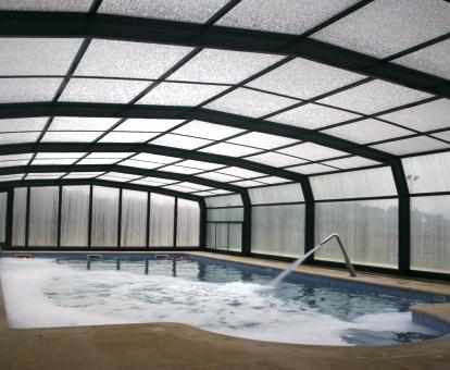 Foto de la piscina cubierta con elementos de hidroterapia.