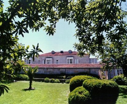 Edificio de este acogedor hotel ideal para parejas rodeado de jardines.