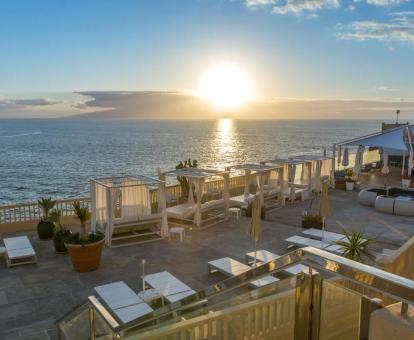 Foto de la terraza solarium con vistas al mar del hotel.