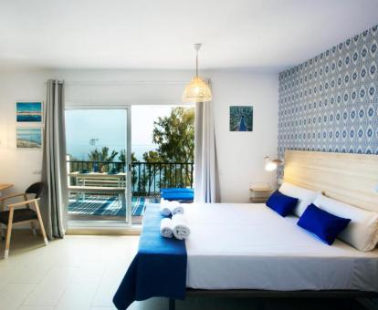 Foto del dormitorio con vistas al mar de este apartamento.
