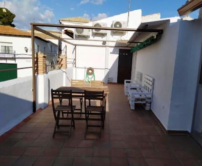 Foto de la terraza privada con mobiliario exterior de la casa de dos dormitorios.