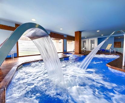 Acogedora piscina con hidroterapia del centro de bienestar de este hotel romántico.