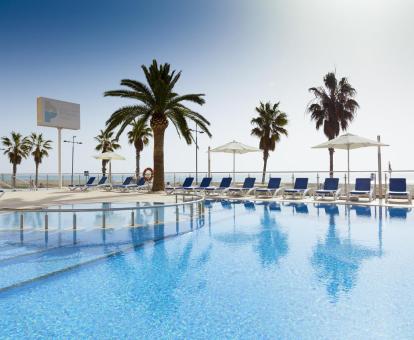 Foto de la amplia piscina al aire libre con vistas al mar.
