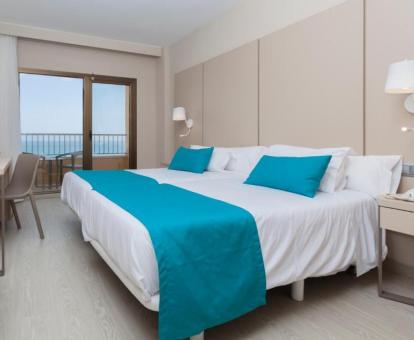 Foto de las instalaciones de este hotel con vistas al mar.