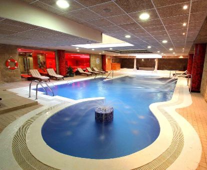 Centro de bienestar con piscina de hidroterapia y zona de relajación de este fabuloso hotel.