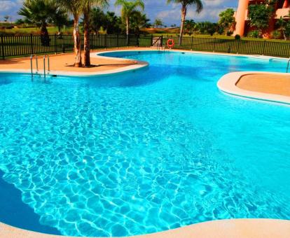 Foto de la piscina al aire libre disponible todo el año de este establecimiento.