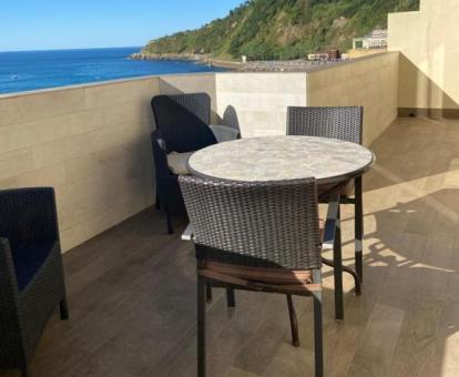 Foto de las instalaciones de este hotel con vistas al mar.