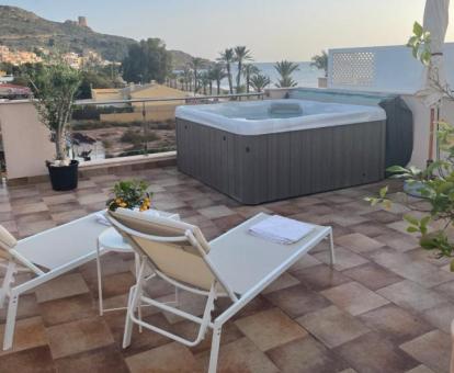 Foto de la terraza amueblada con vistas al mar, solarium y jacuzzi privado de este precioso apartamento ático.