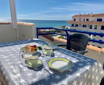 Foto de la terraza con comedor exterior y vistas al mar del apartamento.