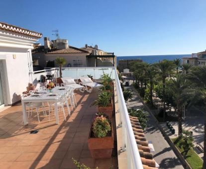 Foto de las instalaciones de este hotel con vistas al mar.