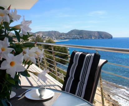 Foto de las instalaciones de este hotel con vistas al mar.